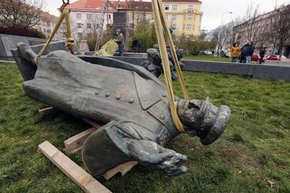 V Rusku oslavují Bratislavu kvůli soše Koněva. Česko označili za zavšivenou díru - Novinky
